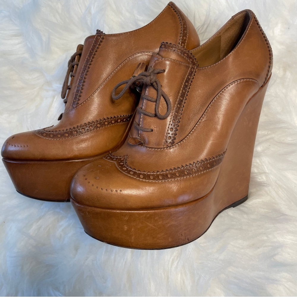Platform Gucci high heels size 7, it goes smaller, so it like size 6
